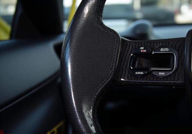 Karbonové doplňky v interiéru moderního sportovního vozu