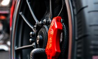 Detail sportovního tlumiče a brzdy na upraveném voze